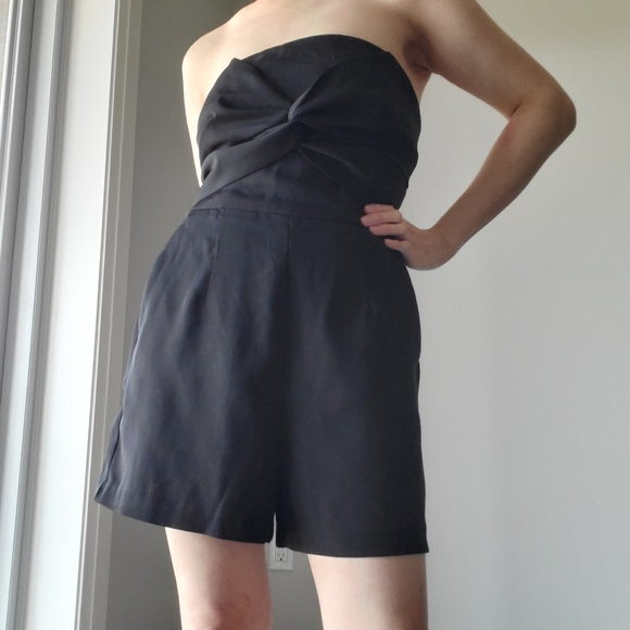 Dynamite Black Strapless Romper & Pockets Big Bow - Picture 2 of 3